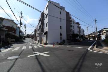 敷地南側と北東側の前面道路（南東側から）