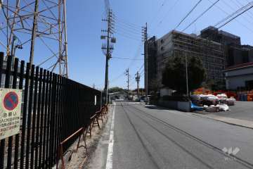 敷地北側の前面道路（西側から）