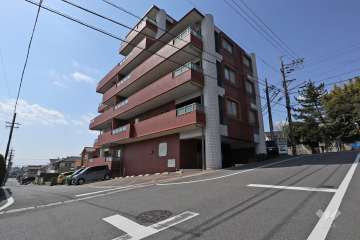 敷地南東側と北東側の前面道路（南東側から）