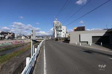 敷地北西側の前面道路（南西側から）