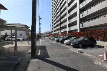 敷地南西側の前面道路（南東側から）