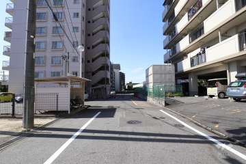 敷地東側の前面道路（東側から）