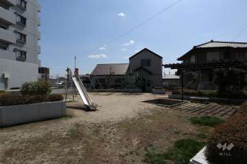 敷地内にはプレイロットがあります。