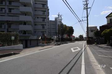 敷地北西側の前面道路（北東側から）