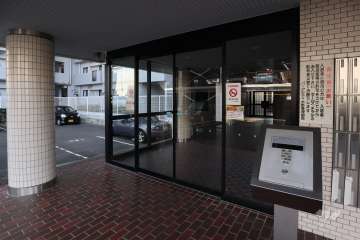 エントランスはオートロック付きです。