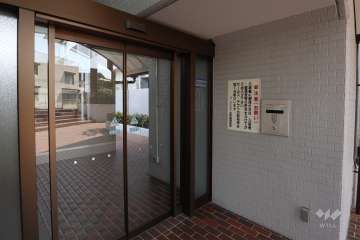エントランスはオートロック付きです。