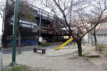 敷地内にはプレイロットがあります。