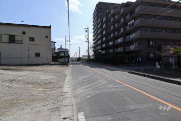 敷地東側の前面道路（北側から）