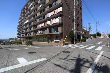 敷地南側と東側の前面道路（南東側から）