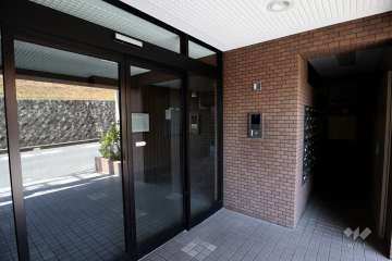 エントランスはオートロック付きです。