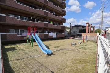 敷地内にはプレイロットがあります。