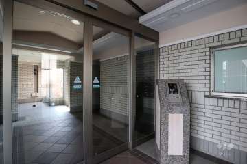 エントランスはオートロック付きです。