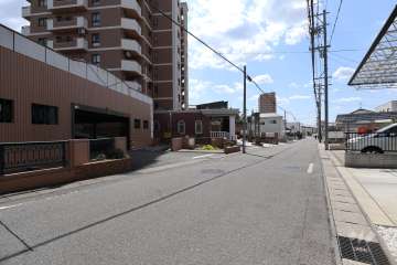 敷地北西側の前面道路（北東側から）