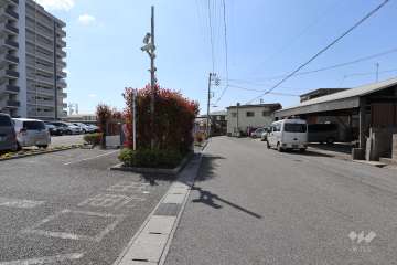 敷地北側の前面道路（東側から）