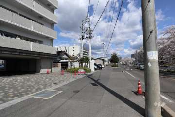 敷地南側の前面道路（西側から）