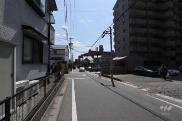 敷地東側の前面道路（北側から）