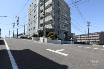 敷地南東側と北東側の前面道路（北東側から）