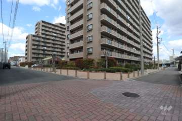 敷地南西側と南東側の前面道路（南西側から）