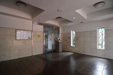 エントランスはオートロック付きです。