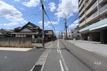 敷地北側の前面道路（東側から）