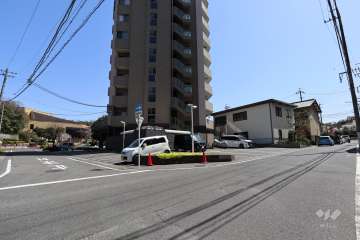 敷地北側と西側の前面道路（北西側から）