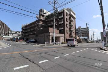 敷地北側と西側の前面道路（北西側から）