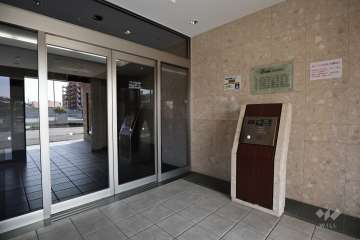 エントランスはオートロック付きです。