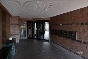 エントランスはオートロック付きです。