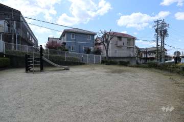 敷地内にはプレイロットがあります。