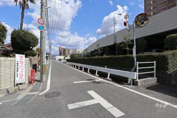 敷地北側の前面道路（西側から）