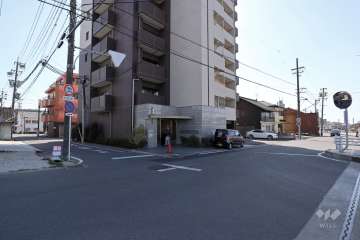 敷地北側と東側の前面道路（北東側から）