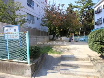 敷地に隣接して『南千里くさ笛公園』があります。