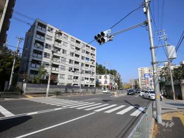 敷地の南東側は4車線の通りに面しています。