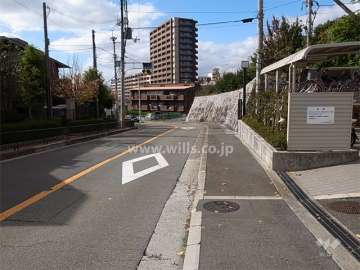敷地南側の通り。通りを挟んで南側は低層住宅の並ぶ緑豊かな住宅街です。