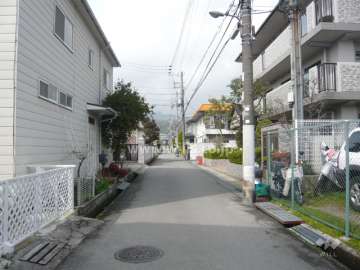 周辺は第一種低層住居専用地域に指定された一戸建てが中心に立ち並ぶ住宅地です。