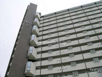 羽を広げた様な建物配置。直線的でモダンなデザインです。