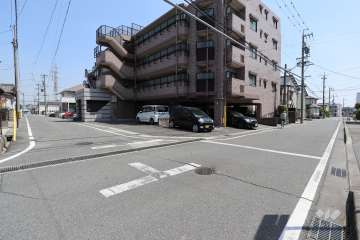 敷地北側と西側の前面道路（北西側から）