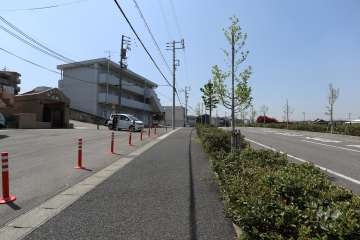 敷地北側の前面道路（東側から）