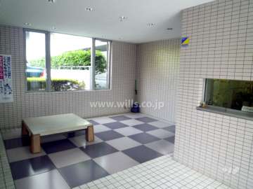 エントランスホールの床は市松模様でモダンな雰囲気です。