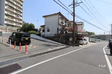 敷地南西側の前面道路（北西側から）