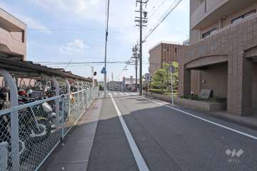敷地東側の前面道路（北側から）