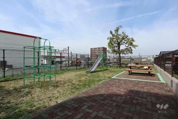 敷地内にはプレイロットがあります。