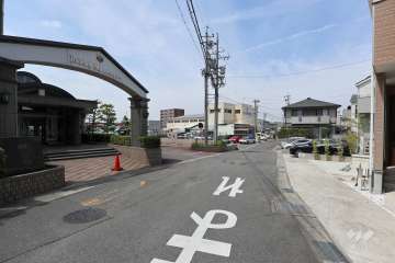 敷地北東側の前面道路（南東側から）