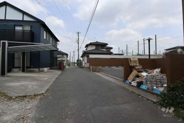 敷地北西側の前面道路（南西側から）