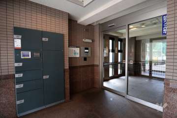 エントランスはオートロック付きです。