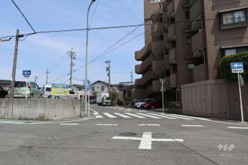 敷地北西側の前面道路（南西側から）