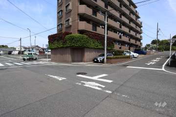 敷地南東側と南西側の前面道路（南西側から）