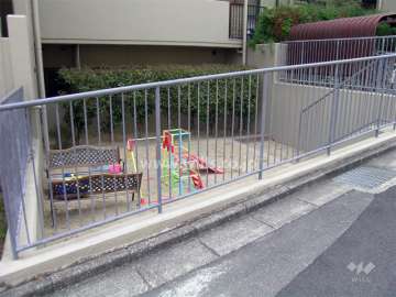 敷地内にある小さな公園