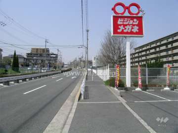 敷地南側には4車線の道路が走っています。