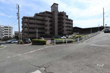 敷地北側と東側の前面道路（北東側から）